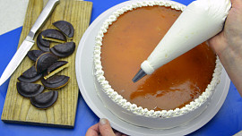 Nepečený jaffa piškotový dort s meruňkovou čokonáplní