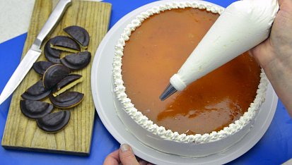 Nepečený jaffa piškotový dort s meruňkovou čokonáplní, Jestliže dort zaujme po vyjmutí z ráfku pohledným vrstvením, netřeba ho již potírat šlehačkou, klidně přiznejte jeho nahou podstatu