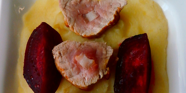 Panenka, červená řepa, bramborové pyré (před nasypáním  hoblin)