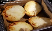 Pečené brambory s krevetami a křenovým sosem (upečené brambory zezlátnou na okrajích i na slupce)