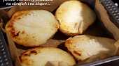 Pečené brambory s krevetami a křenovým sosem, upečené brambory zezlátnou na okrajích i na slupce