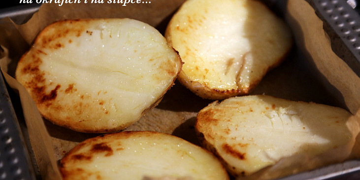 Pečené brambory s krevetami a křenovým sosem (upečené brambory zezlátnou na okrajích i na slupce)
