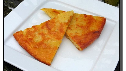 Pečená placka s bramborami, cibulí a parmezánem