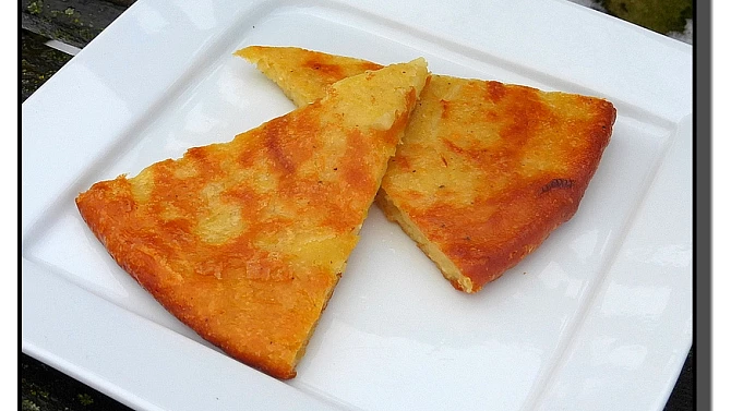 Pečená placka s bramborami, cibulí a parmezánem