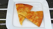 Pečená placka s bramborami, cibulí a parmezánem