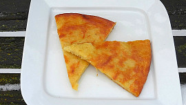 Pečená placka s bramborami, cibulí a parmezánem