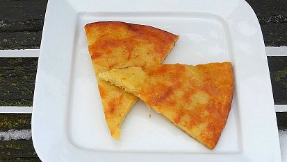 Pečená placka s bramborami, cibulí a parmezánem