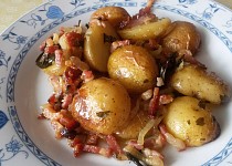 Pečené brambory na cibuli a slanině