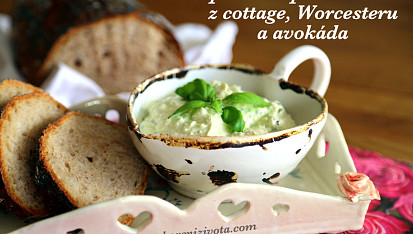 Pikantní pomazánka z cottage, worcesteru a avokáda