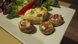 Plněný Hermelín v pizza kabátku s plněnými žampiony