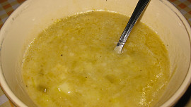 Pórkovo-česneková polévka
