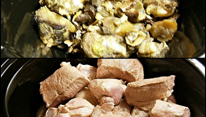 Přírodní vepřové na hříbkové směsi v pomalém hrnci, Do hrnce dáme mražené a sušené hříbky,prolisovaný česnek,kmín,kostku,maso a vodu.Pomalíme 4hodiny