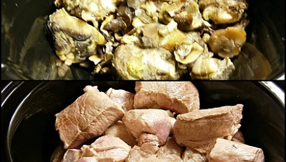 Přírodní vepřové na hříbkové směsi v pomalém hrnci, Do hrnce dáme mražené a sušené hříbky,prolisovaný česnek,kmín,kostku,maso a vodu.Pomalíme 4hodiny