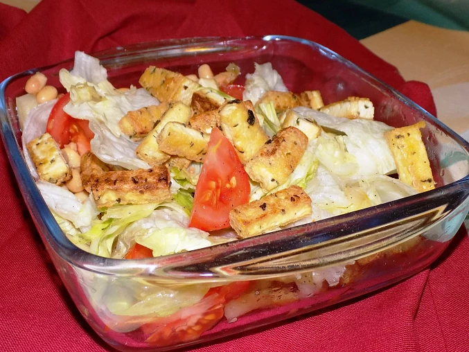Salát s křupavým tofu Salát s křupavým tofu