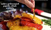 Salát z grilovaných paprik, cibule a chleba, ogrilované papriky nechte chvilku zapařit třeba v sáčku a pak půjdou krásně oloupat