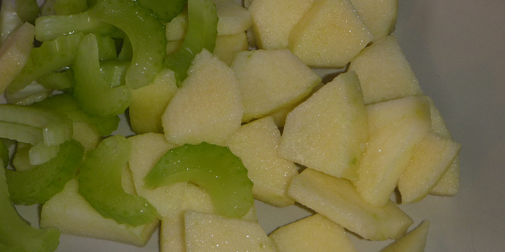 Salát z jablek a řapíkatého celeru