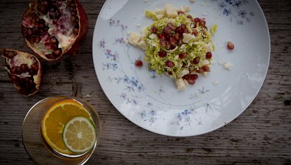 Salát z růžičkové kapusty, parmezánu a citrónu