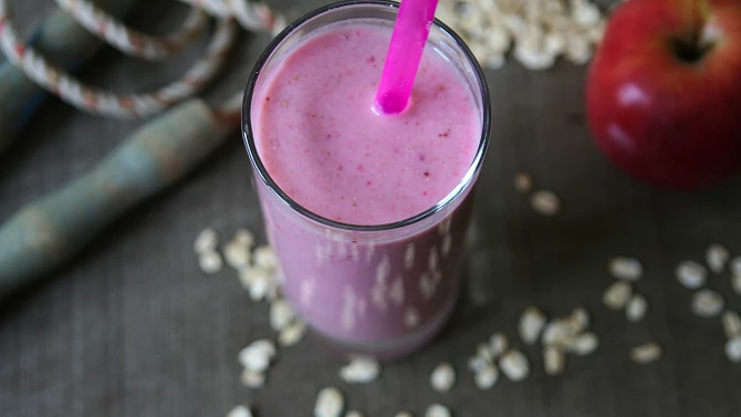 Snídaňové jahodovo-jablečné smoothie
