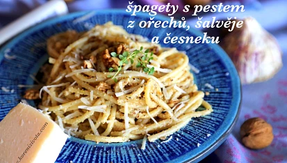 Špagety s pestem z ořechů, šalvěje a česneku