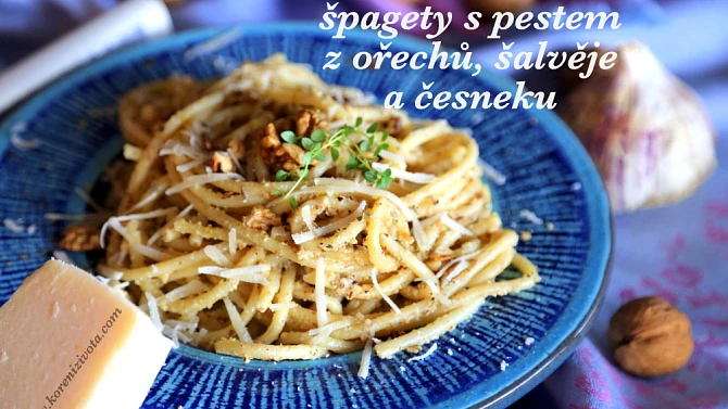 Špagety s pestem z ořechů, šalvěje a česneku