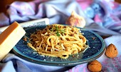 Špagety s pestem z ořechů, šalvěje a česneku