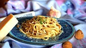 Špagety s pestem z ořechů, šalvěje a česneku