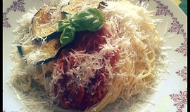 Špagety se smaženým lilkem a rajčaty
