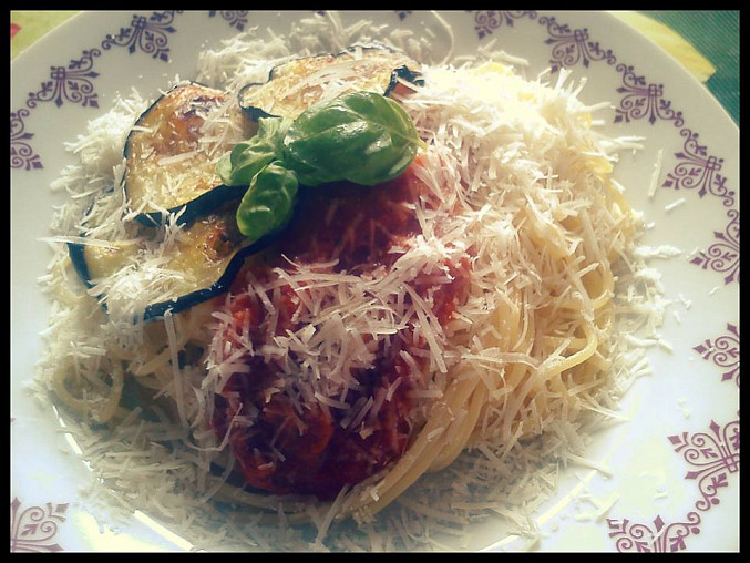 Špagety se smaženým lilkem a rajčaty