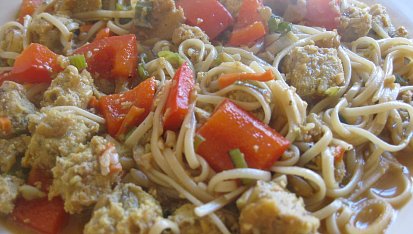 Špaldovo-oříškové tofu s jarní cibulkou, červenou paprikou a rýžovými nudlemi