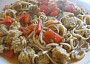 Špaldovo-oříškové tofu s jarní cibulkou, červenou paprikou a rýžovými nudlemi