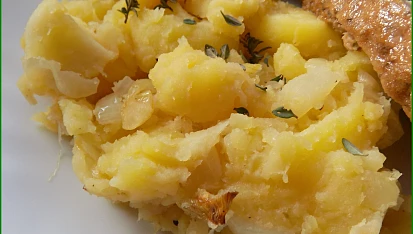 Šťouchané brambory s jablky a cibulí