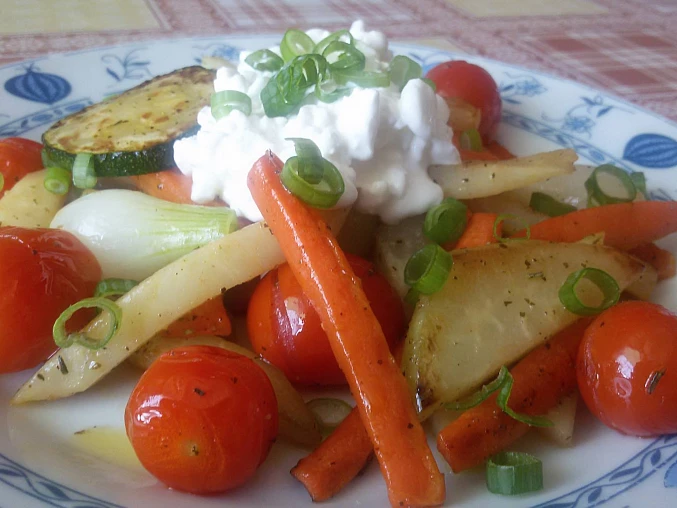 Teplý zeleninový salát se sýrem