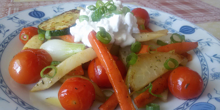 Teplý zeleninový salát se sýrem