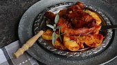Uzená kuřecí stehna na leču a bramborech