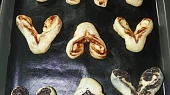 Valentýnská srdíčka, proříznuté do 2/3 a řeznou stranu nasměrovat nahoru