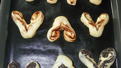 Valentýnská srdíčka, proříznuté do 2/3 a řeznou stranu nasměrovat nahoru