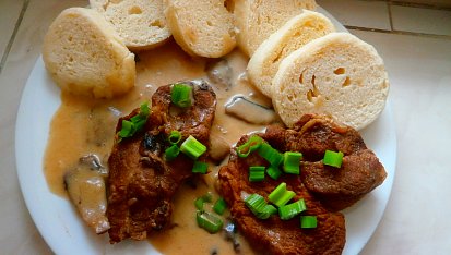 Vepřové na žampionech se smetanovou omáčkou, úplně stejní recept ale jiné foto