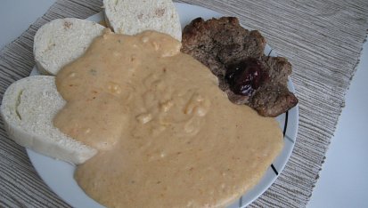 Vepřový plátek s višněmi a zeleninovou omáčkou s pomazánkovým máslem