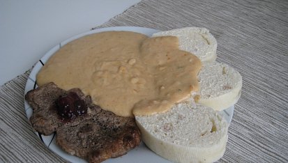 Vepřový plátek s višněmi a zeleninovou omáčkou s pomazánkovým máslem