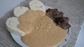 Vepřový plátek s višněmi a zeleninovou omáčkou s pomazánkovým máslem