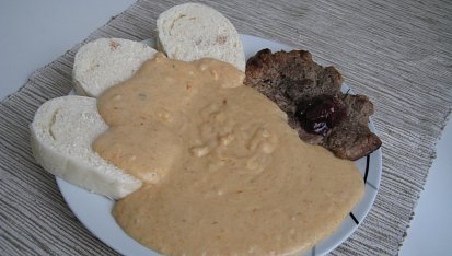 Vepřový plátek s višněmi a zeleninovou omáčkou s pomazánkovým máslem
