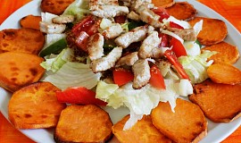 Zeleninový salát s kuřecím masem a sladkými bramborami (batáty)