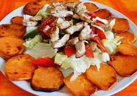 Zeleninový salát s kuřecím masem a sladkými bramborami (batáty)