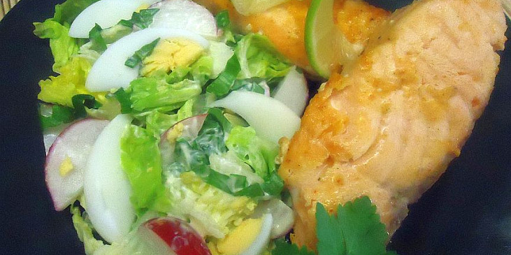 Amur s lehkým jarním salátem
