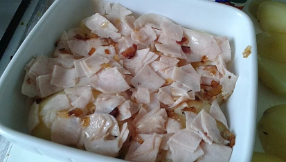 Brambory zapečené s ricottou, sušenými rajčaty a ořechy