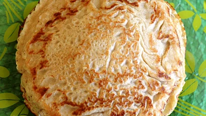 Celozrnné omeletky s horkým ovocem