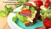 Crostini se 7-minutovým vejcem a ančovičkami