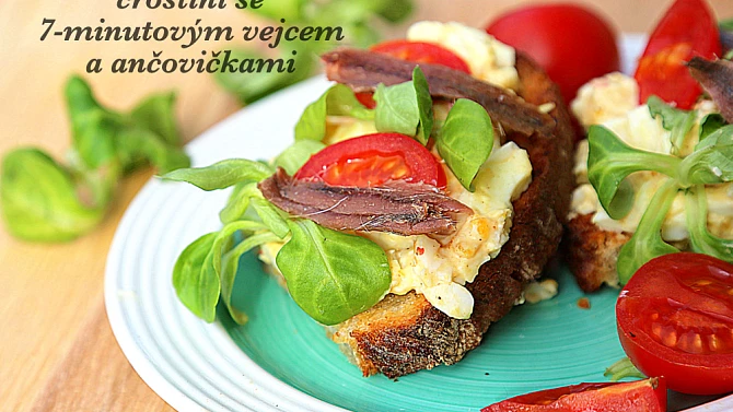 Crostini se 7-minutovým vejcem a ančovičkami