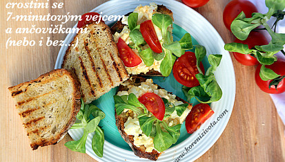 Crostini se 7-minutovým vejcem a ančovičkami
