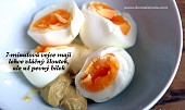 Crostini se 7-minutovým vejcem a ančovičkami